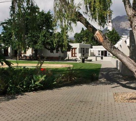 The Village Guesthouse Керес Екстериор снимка